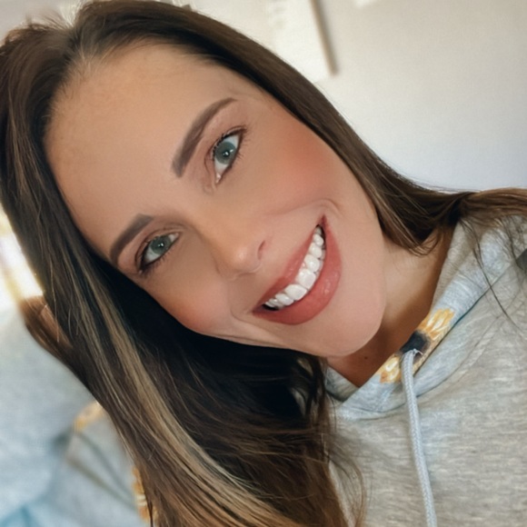 Meet your Posher, Jennifer - Picture 2 of 2